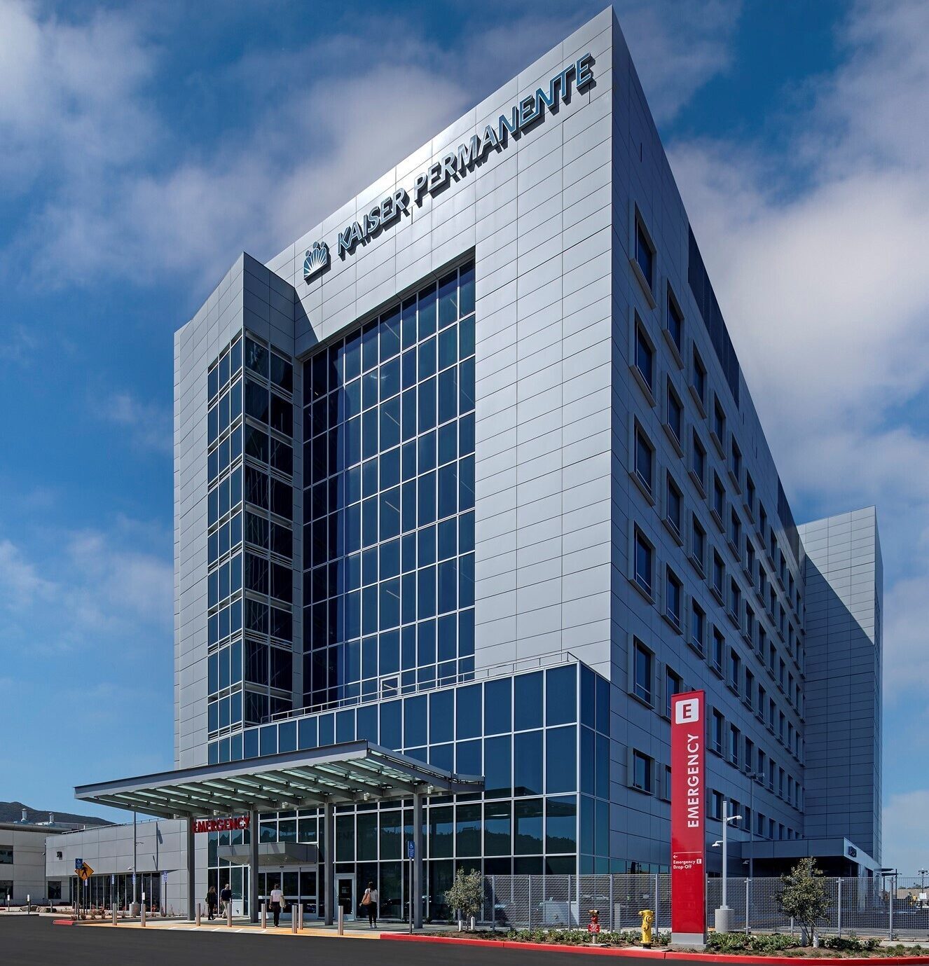 external view of the 7 story glass and steel hospital tower at Kaiser San Marcos Medical Center